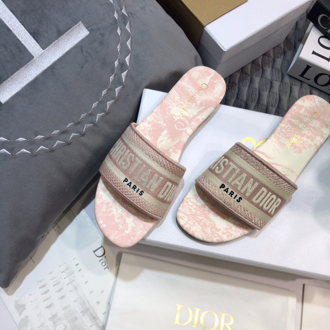 迪D家-2022早春新款 刺繡拖鞋 淡粉色