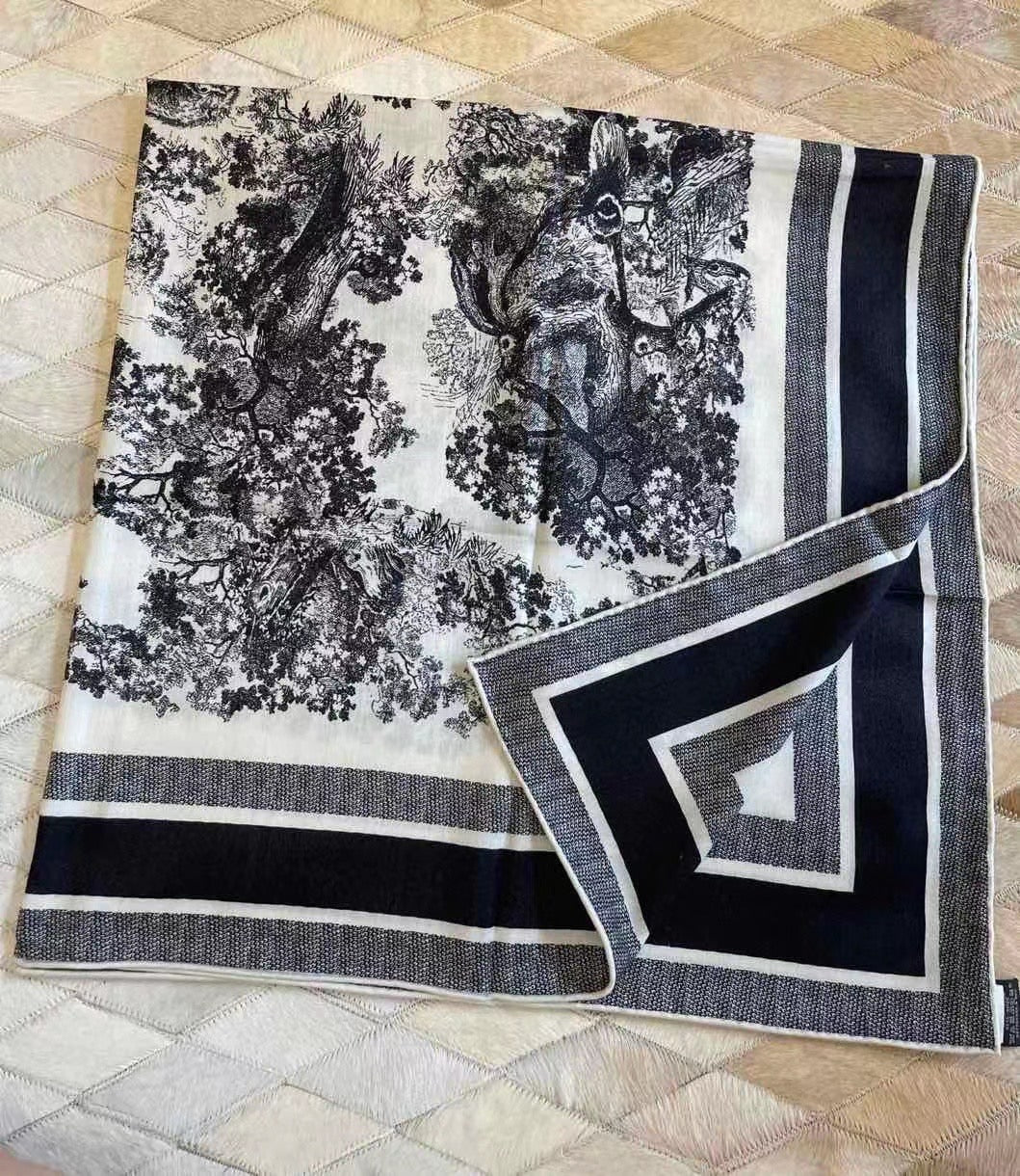 迪D家-茹伊叢手繪絲絨方形圍巾 110*110 cm