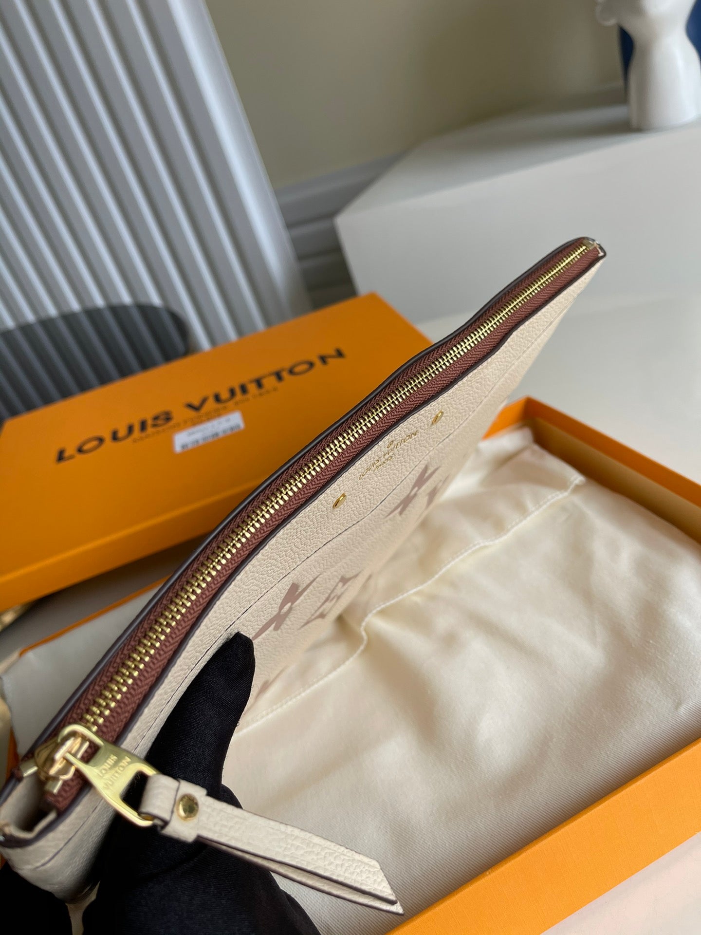 LV M80174 Daily 手拿包
