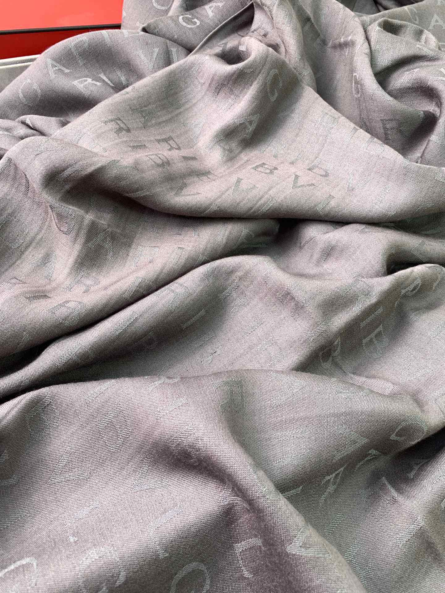 L-Piana-暗紋提花圍巾 140*140cm  60%羊毛+40%真絲 灰色