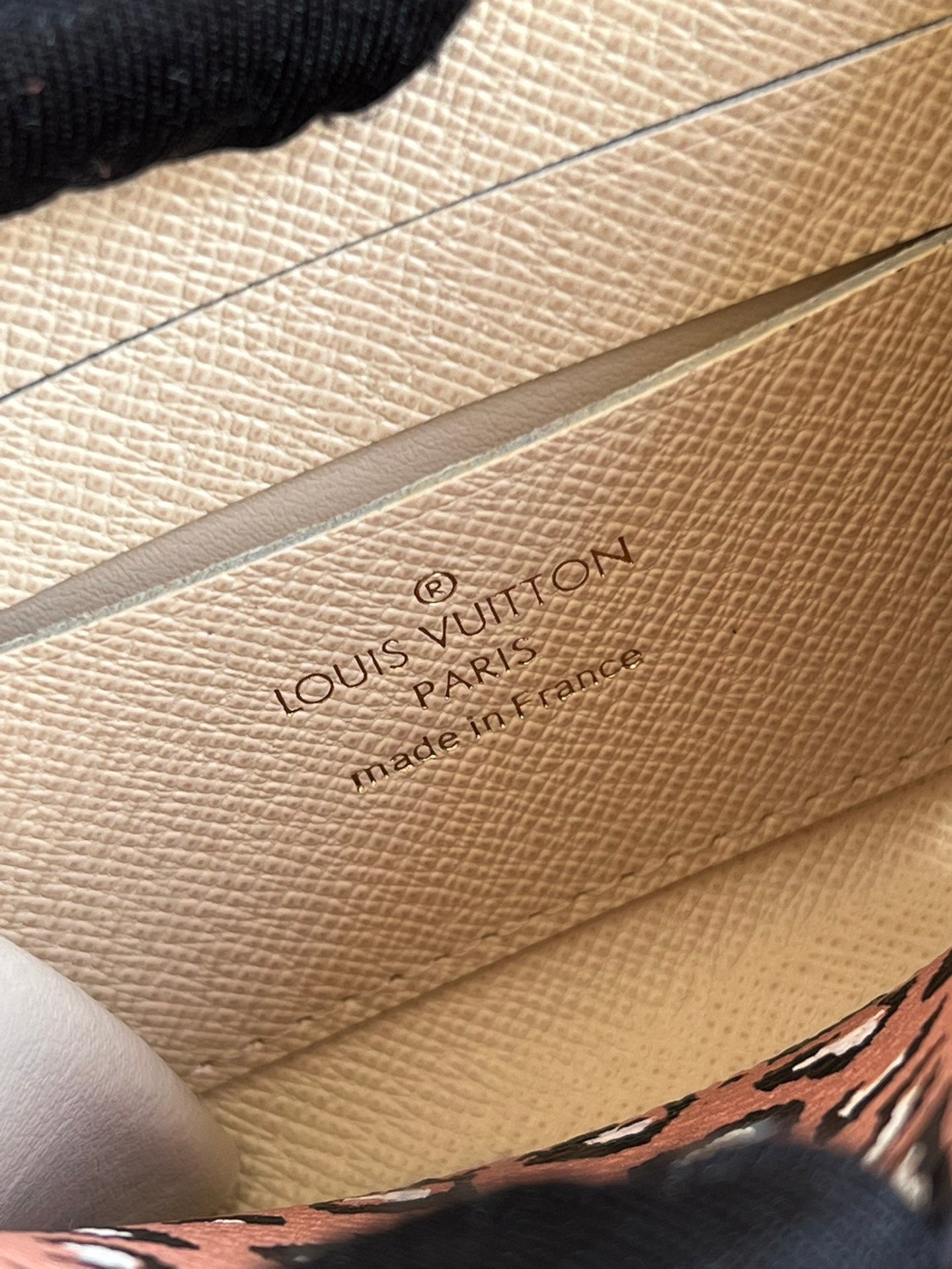 LV M80677 白色豹紋拉鍊卡包
