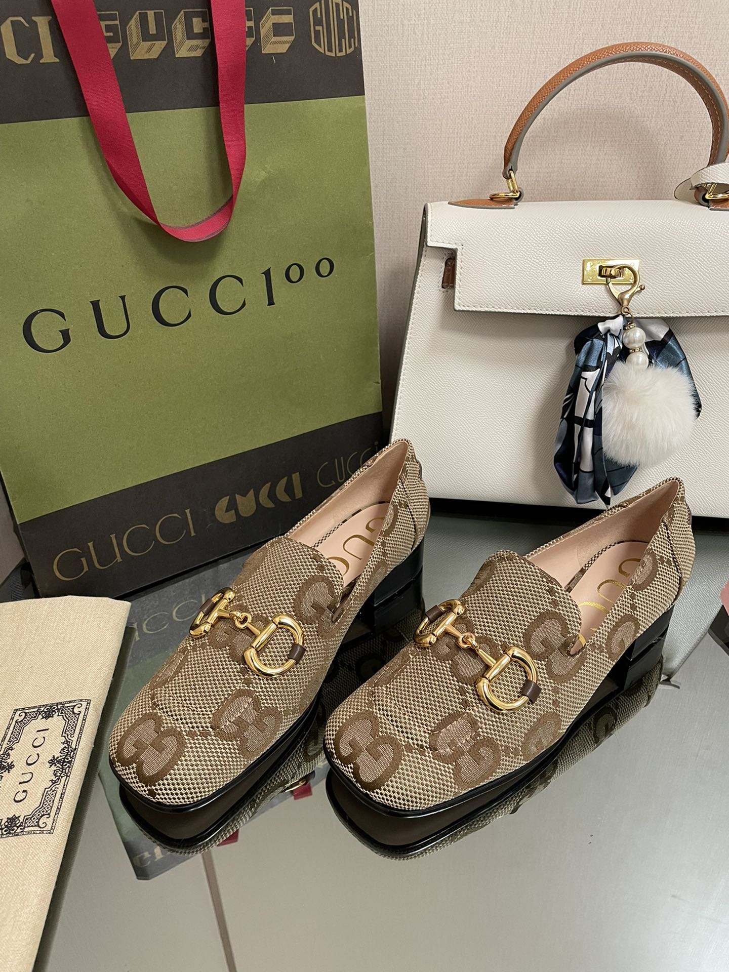 古G家-包頭方頭平底鞋 大老花紋 杏色