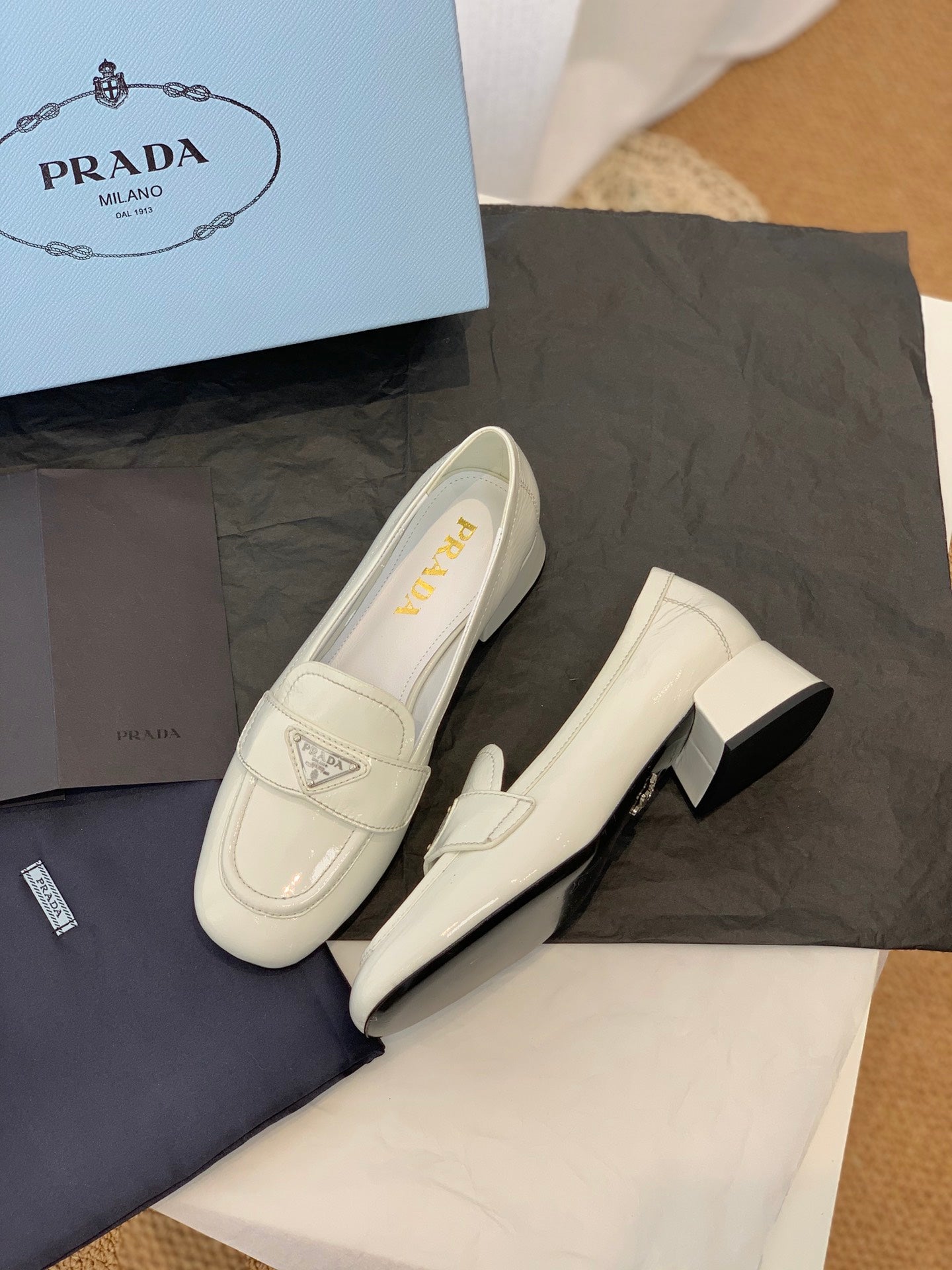 Prada鞋-Prada 漆皮低跟 樂福鞋（白）
