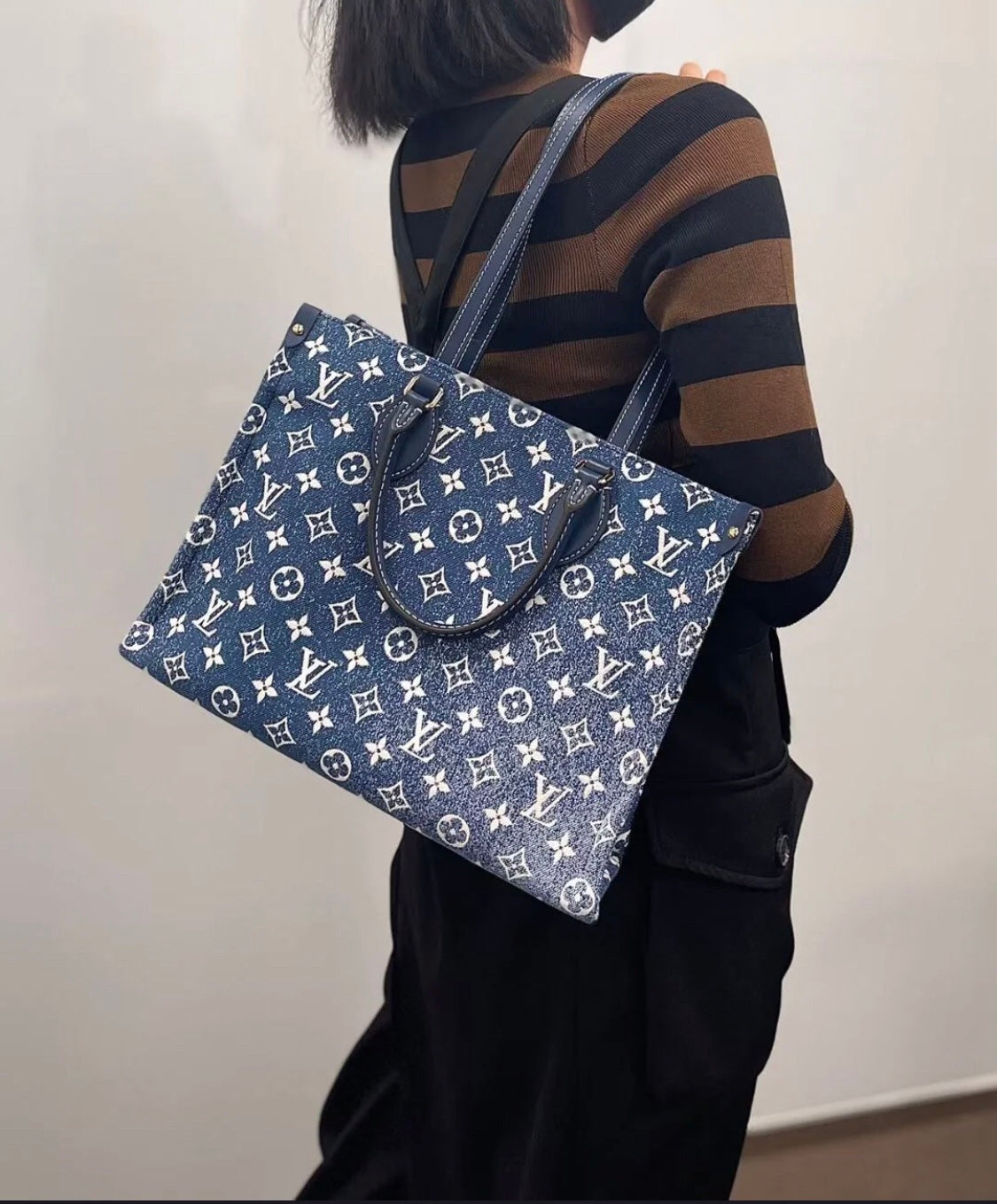 M59608 路L家- Onthego 手袋 牛仔藍 上身照