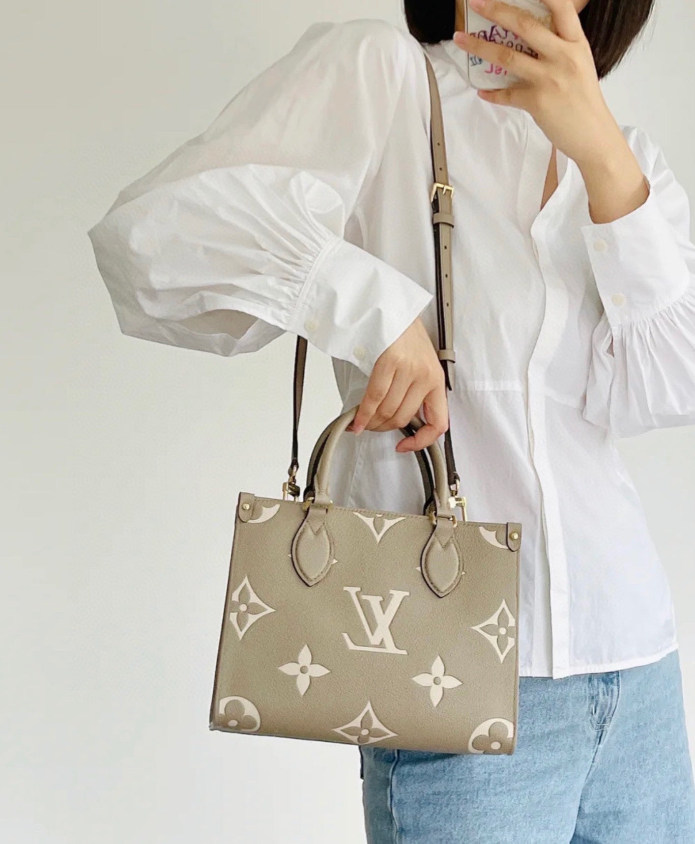 M45779 路L家-Onthego Tote 包 小號 大象灰奶白色 上身照