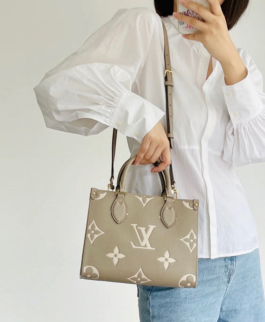M45779 路L家-Onthego Tote 包 小號 大象灰奶白色 上身照