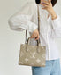 M45779 路L家-Onthego Tote 包 小號 大象灰奶白色 上身照