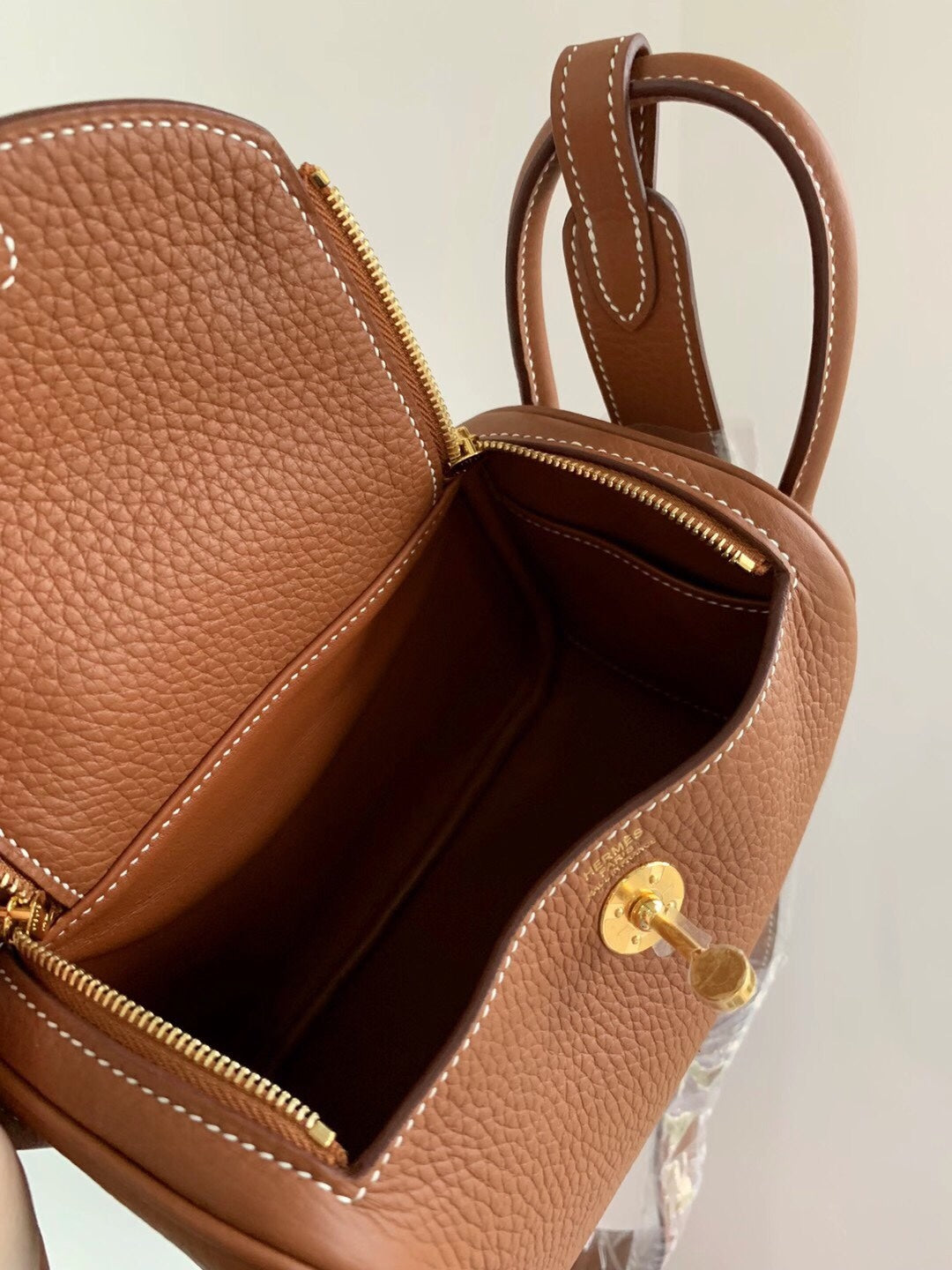 熱銷款 Hermes Mini Lindy-37 Gold 金棕色-金扣
