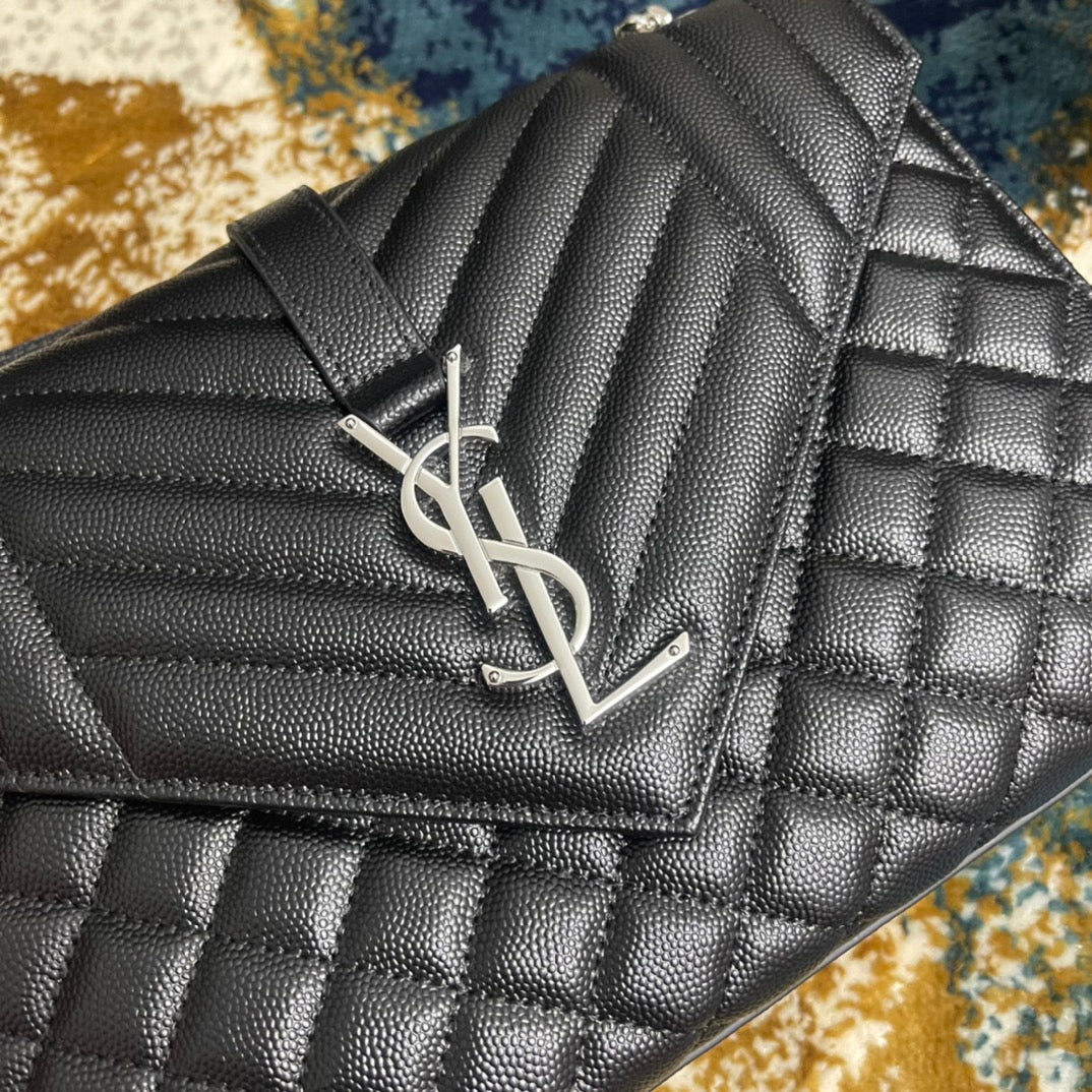 聖Y羅-Monogram魚子醬V型菱格絎縫紋路信封包 中號