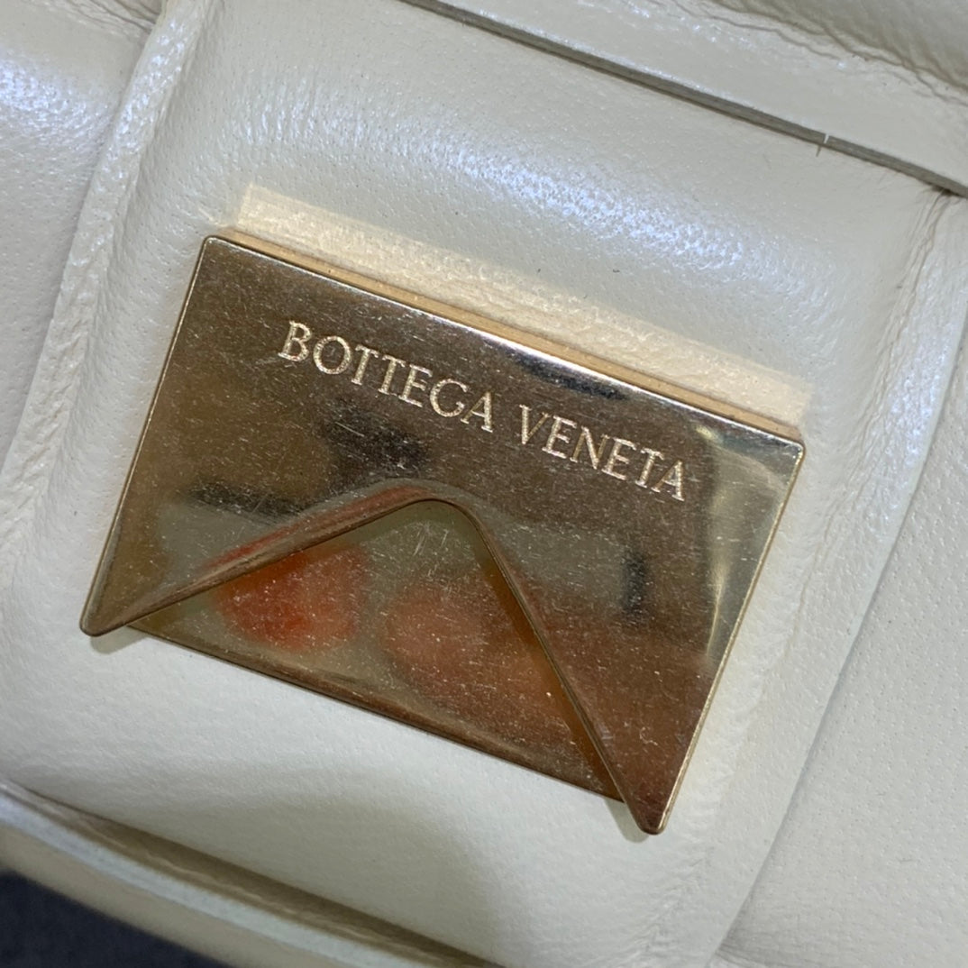 B編織-Veneta 枕頭包 小牛皮 26x18x8cm