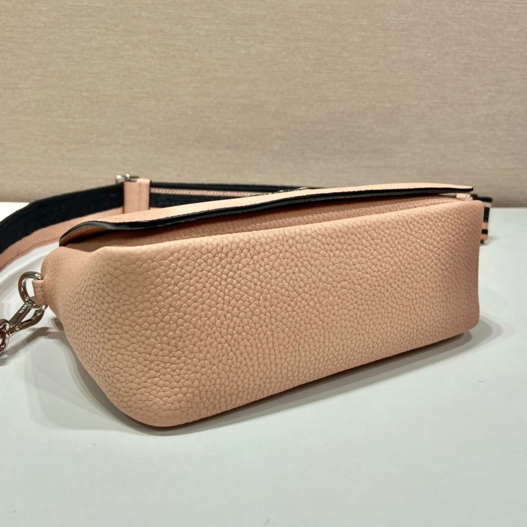 普P家-新款字母肩帶 翻蓋包 粉色