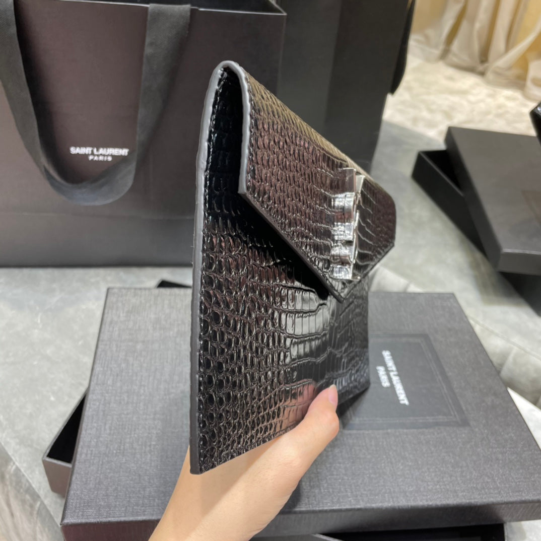 YSL ptown_新品手拿包-黑鱷魚紋銀扣
