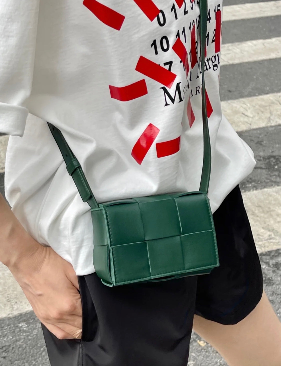 B編織-羊皮方格Mini cassette Bag 迷你編織包 12x8x4 上身圖