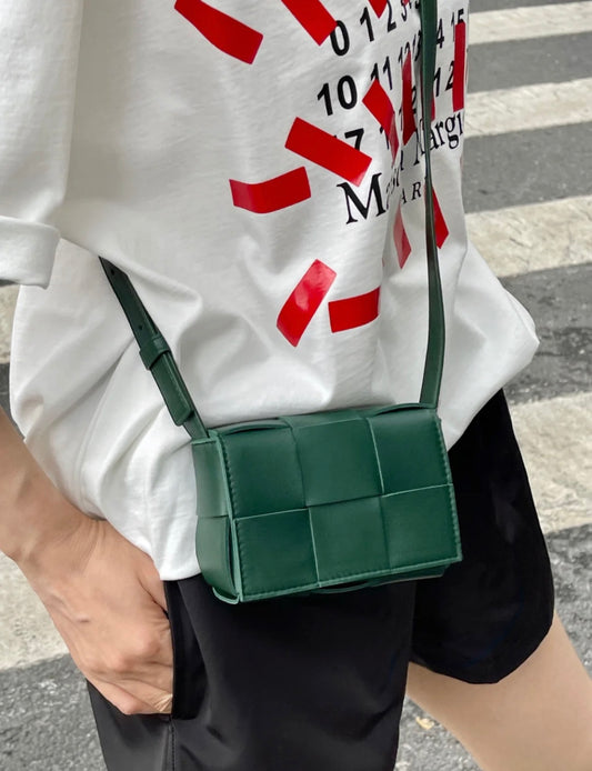 B編織-羊皮方格Mini cassette Bag 迷你編織包 12x8x4 上身圖
