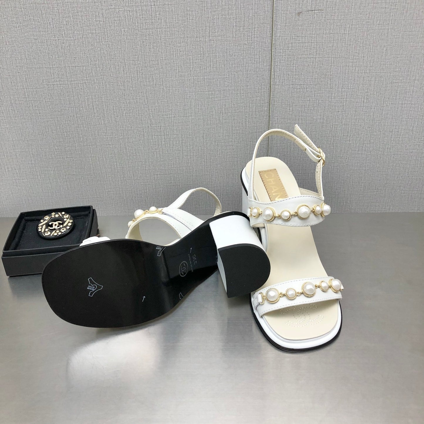 小香家-22A 手工坊珍珠釦高跟涼鞋-內外羊皮（尺碼35-40）
