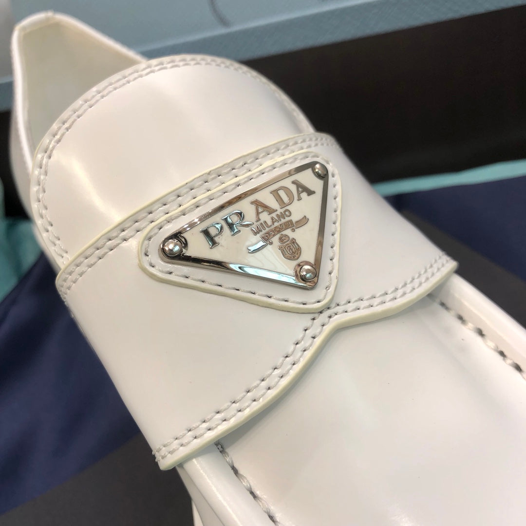 Prada鞋-Prada Loafers 亮皮三角銀字logo 厚底樂福鞋（白色）