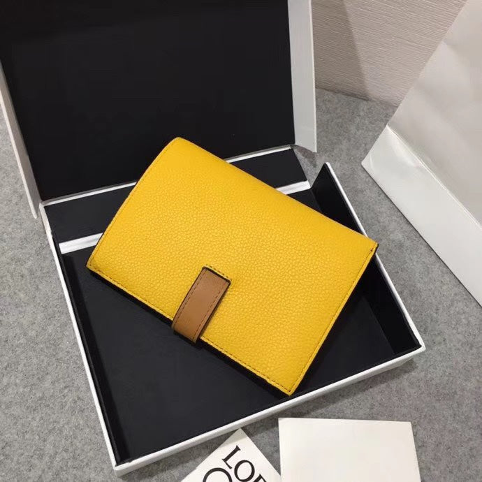 Loewe 對折中夾