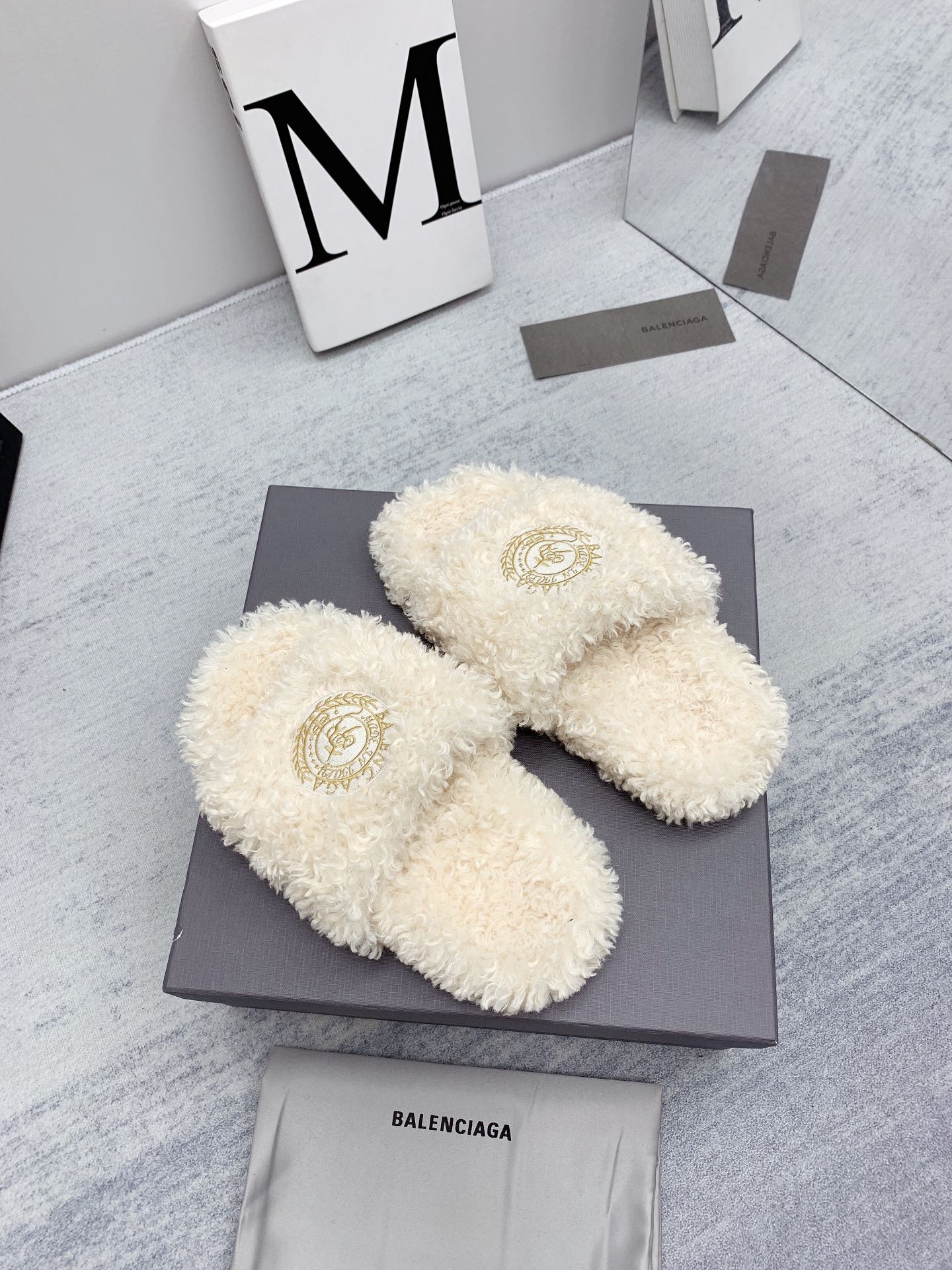 巴黎世-春夏新品刺繡捲毛拖（尺碼35-39）