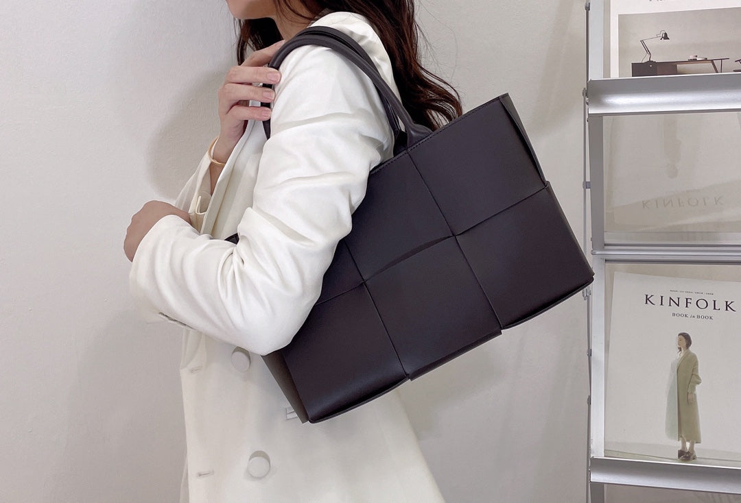 B編織-Tote 大格編織 托特包 上身圖 深咖啡