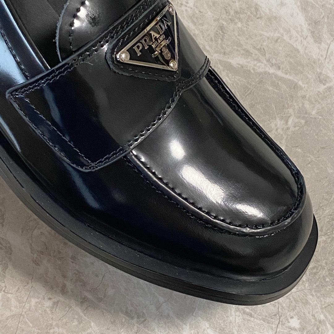 Prada鞋-Prada 經典三角標 方頭樂福鞋（黑）