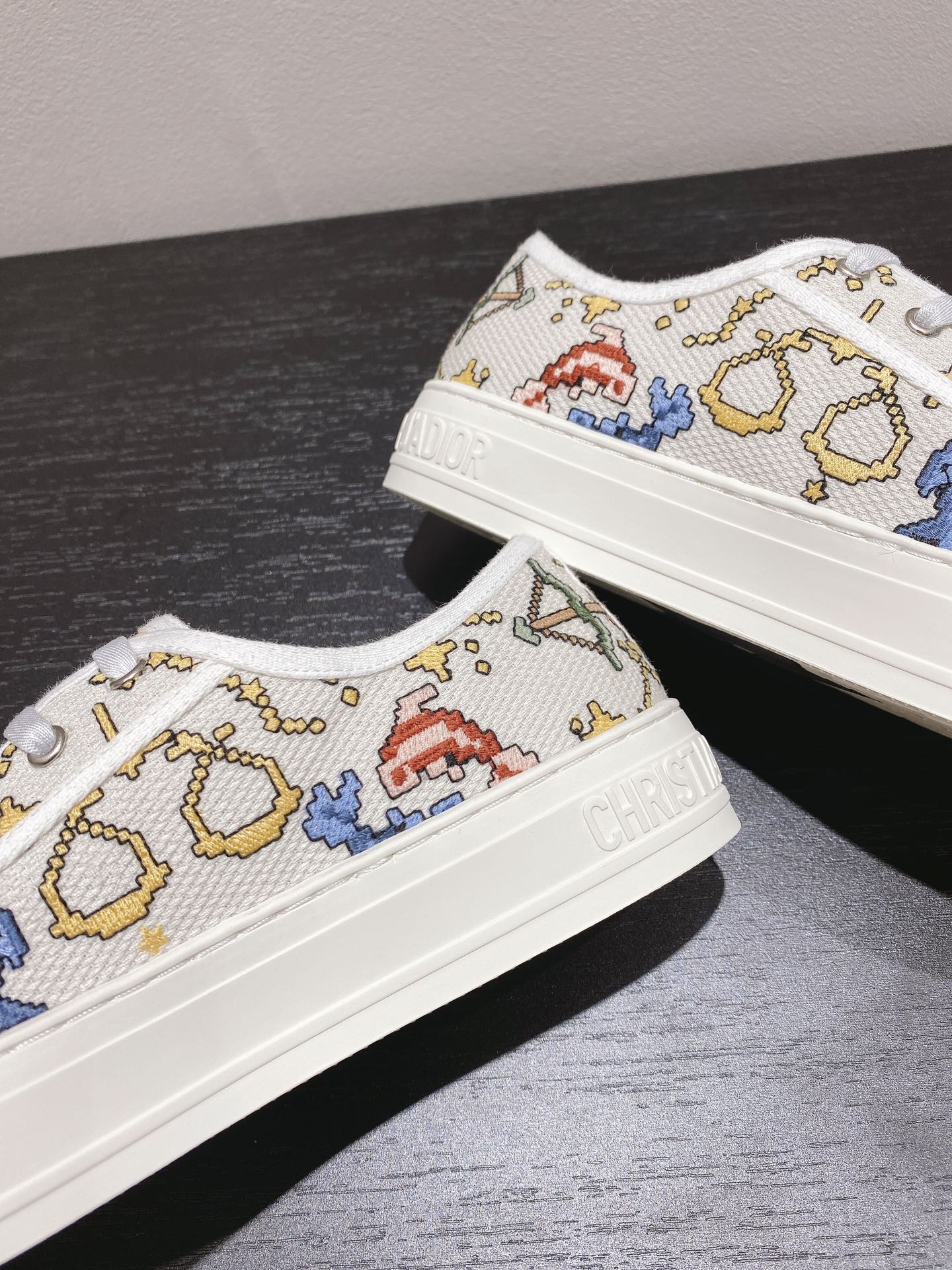 迪D家-帆布系列 平底休閒鞋 踩跟刺繡款