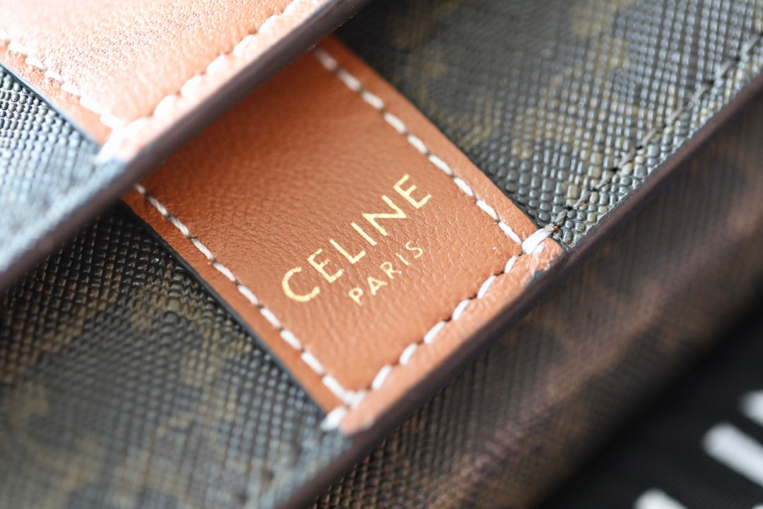 Celine TRIOMPHE CANVAS標誌印花和羊皮革折疊短款錢包