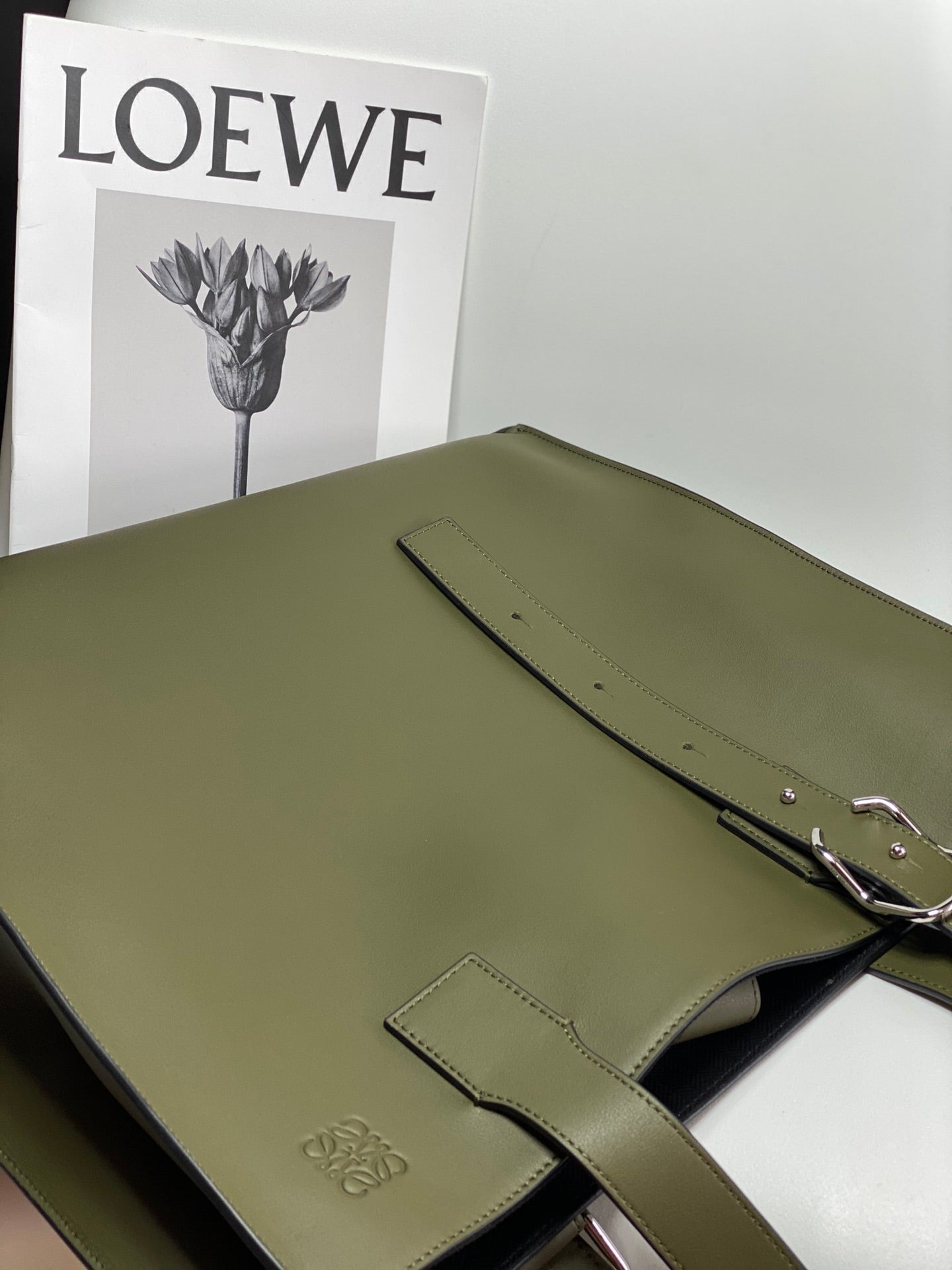 羅L威-Buckle Horizontal Tote 手袋