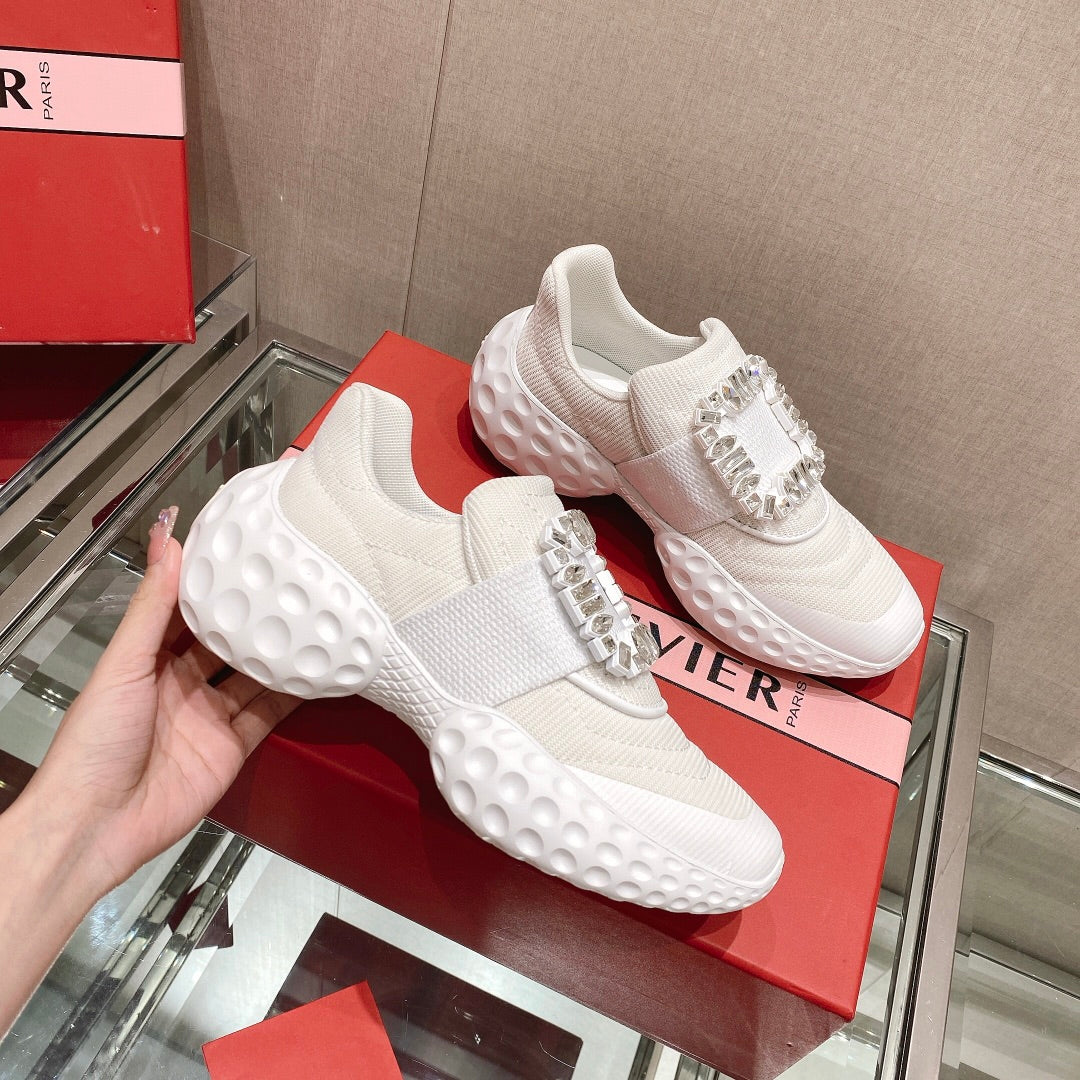 Roger Vivier Run Light 全新的水晶扣運動鞋