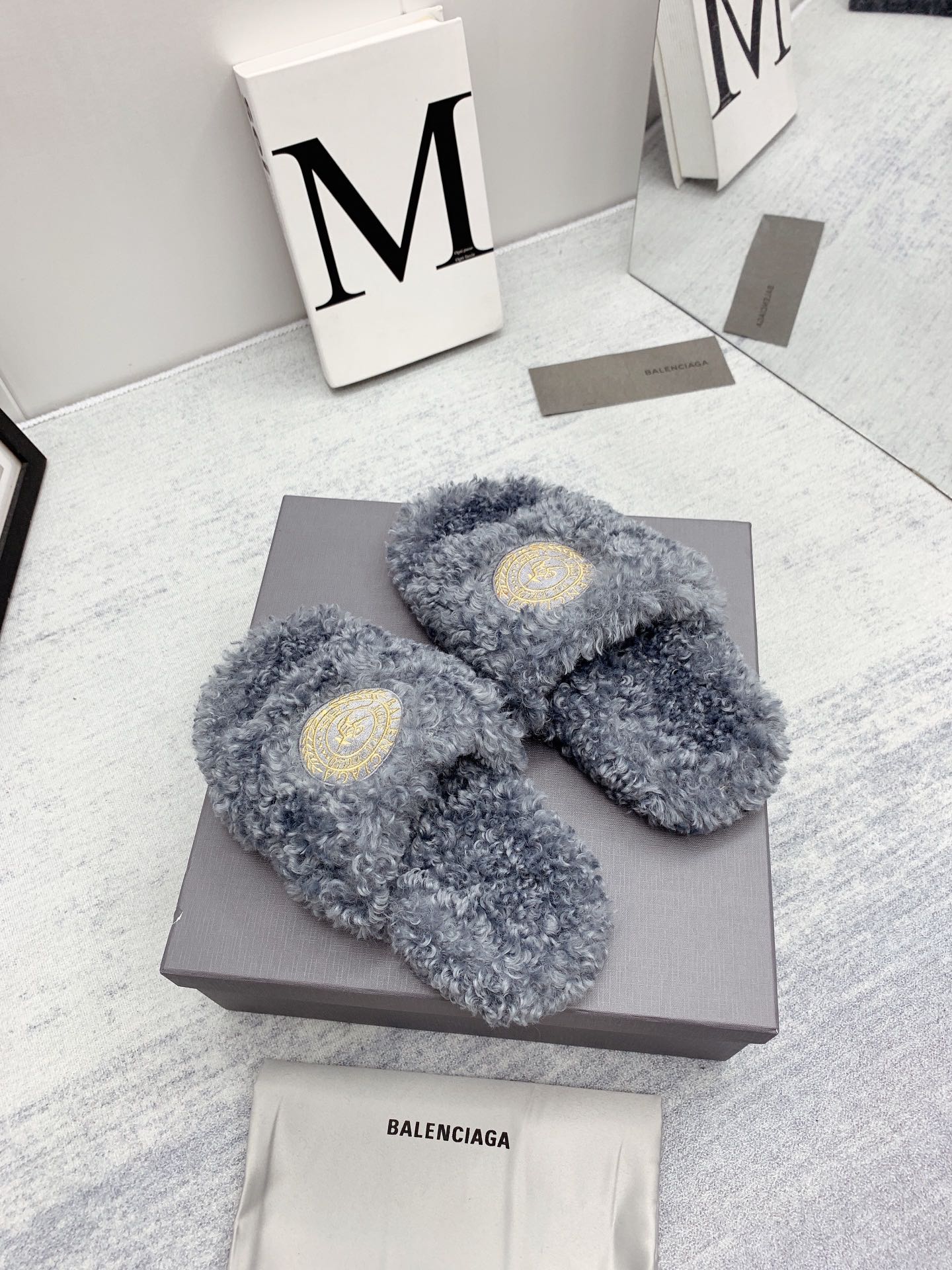 巴黎世-春夏新品刺繡捲毛拖（尺碼35-39）