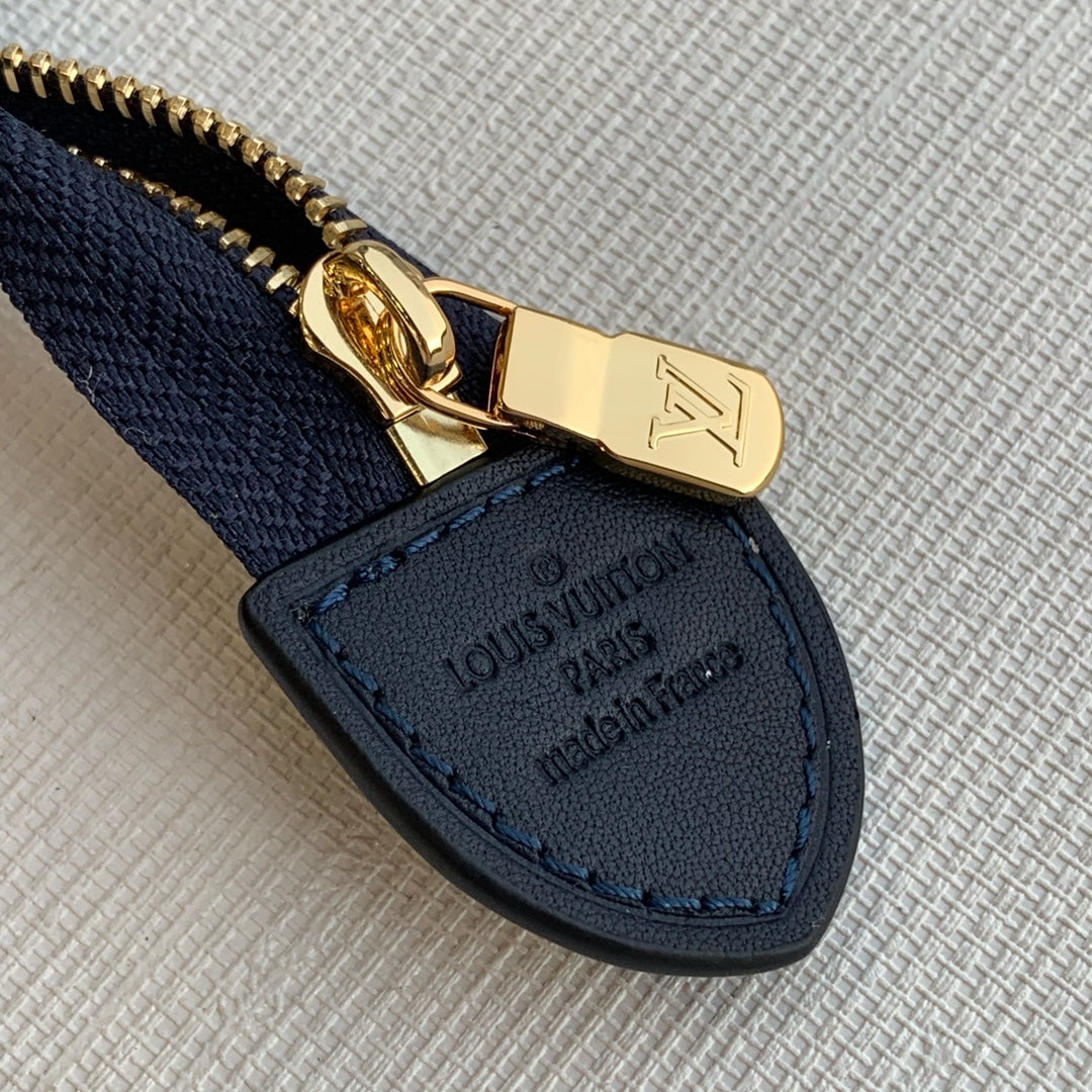 LV M80352黑色 M47542盥洗袋