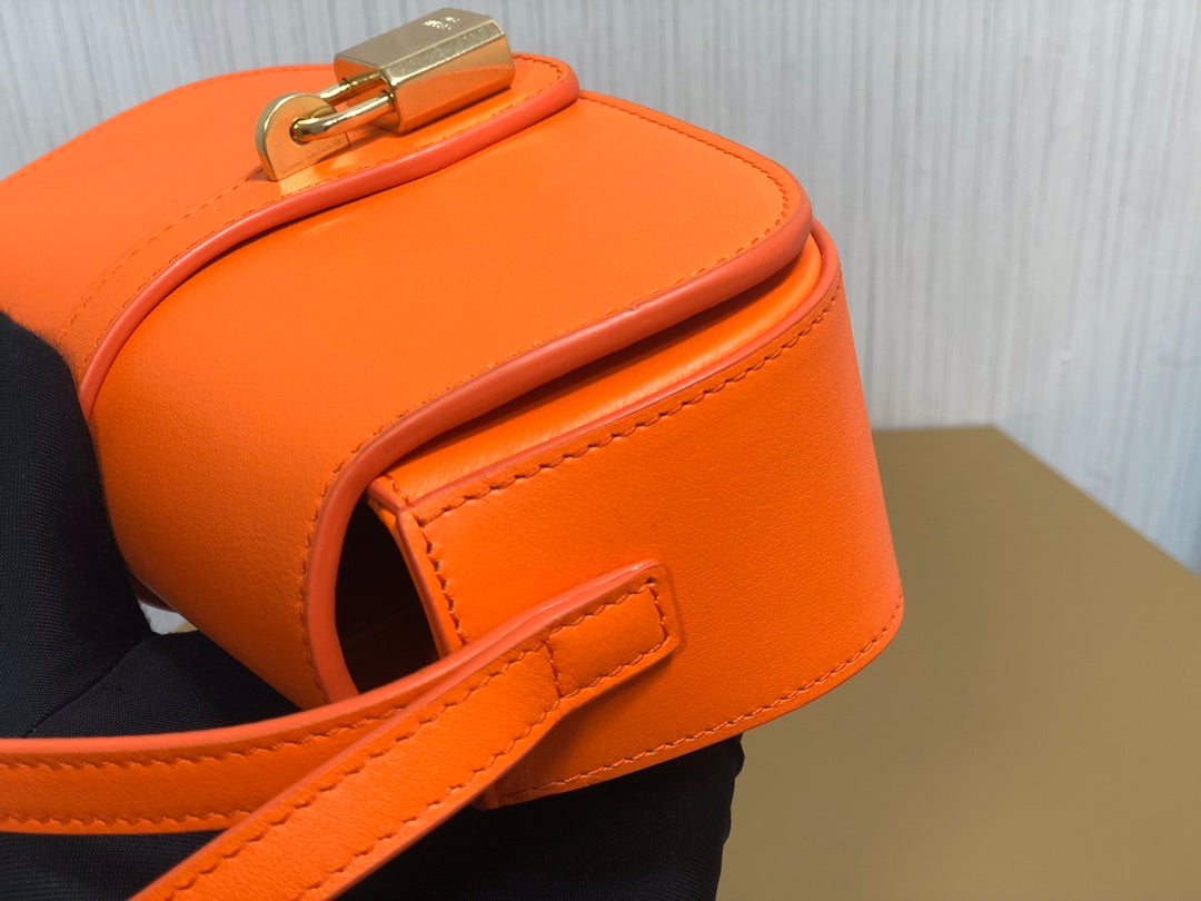 賽C家-Mini Tabou Clutch 鎖頭飾腋下包 橙色 平紋牛皮革