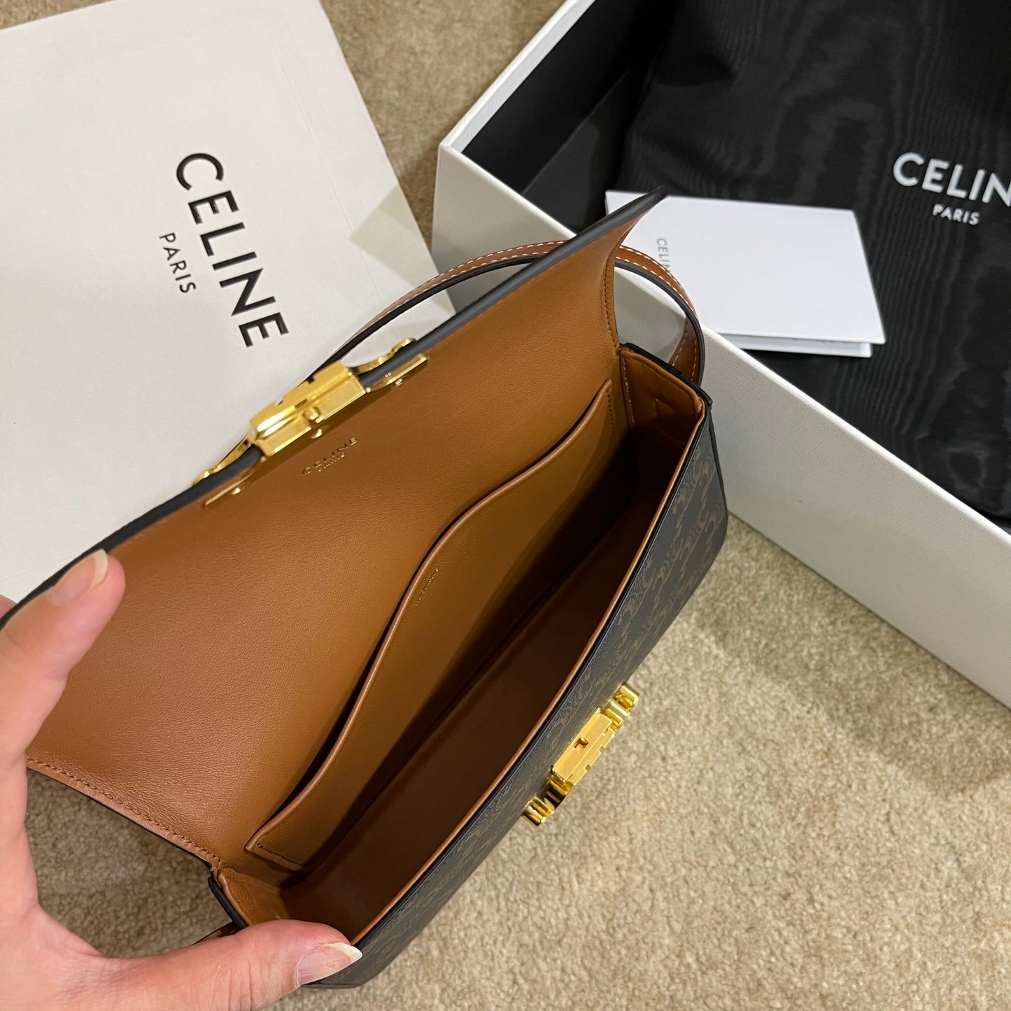 Celine Triomphe老花腋下包