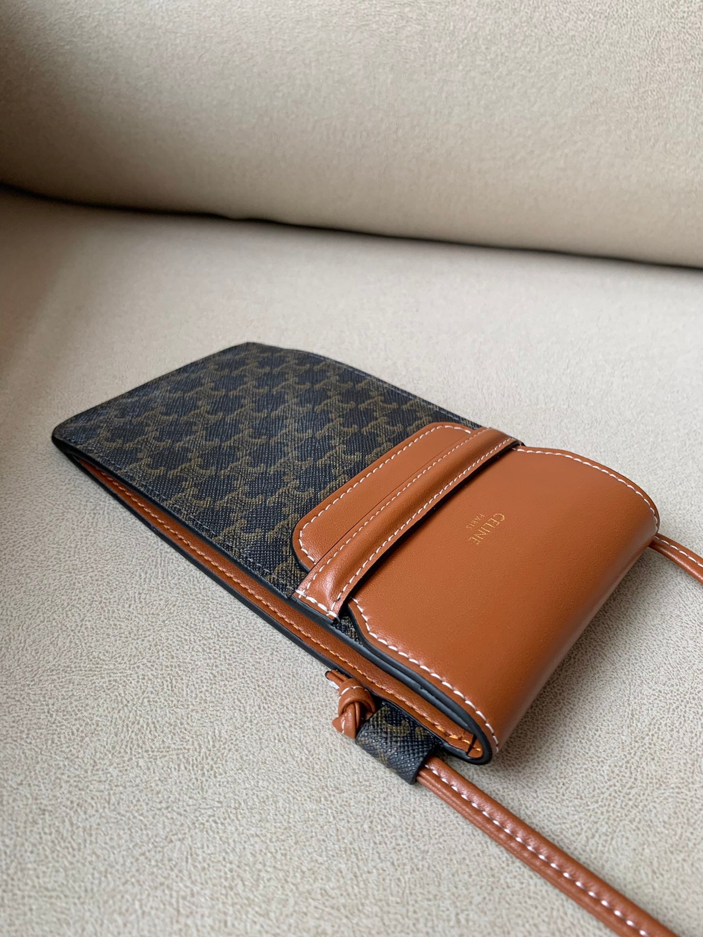 Celine 標誌印花羊皮革翻蓋手機包