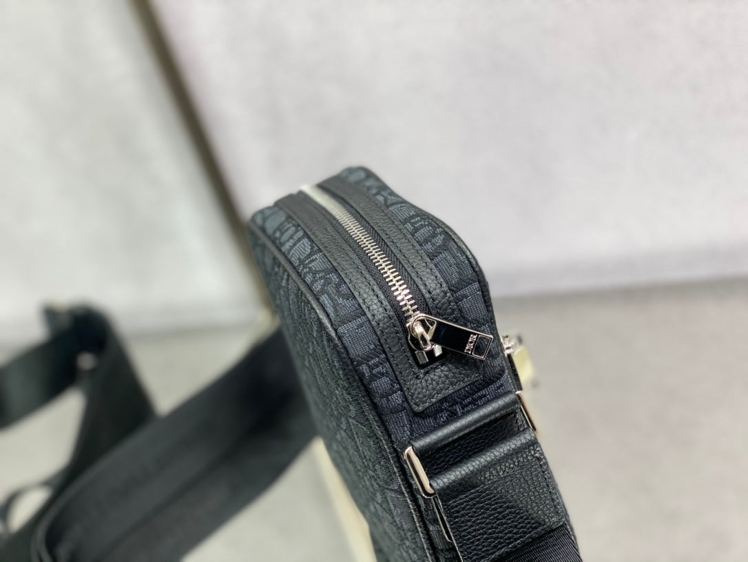 Dior 豎版相機包-15*6*18cm
