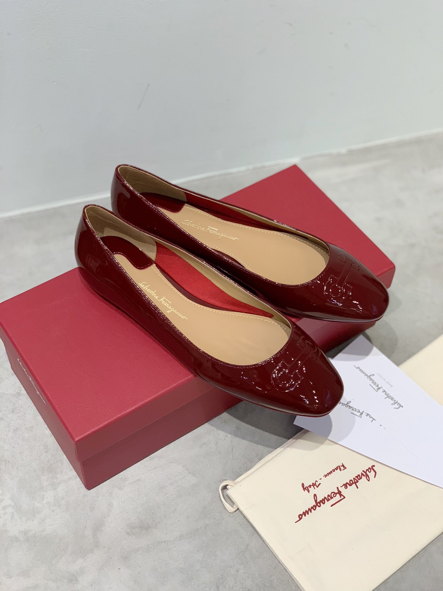 Salvatore Ferragamo鞋-菲拉格慕 芭蕾舞燙壓紋 漆皮平底鞋 紅