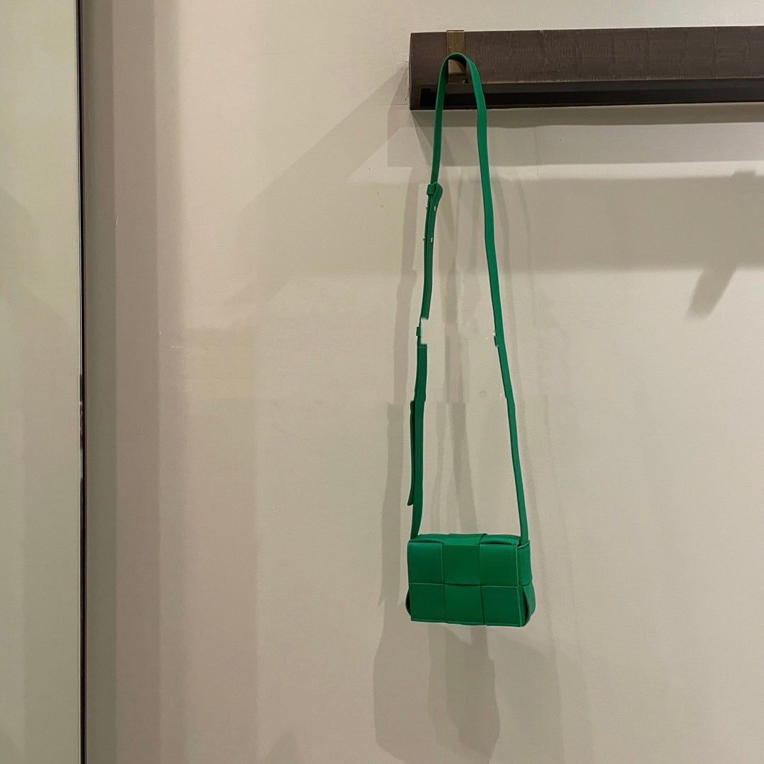B編織-羊皮方格Mini cassette Bag 迷你編織包 12x8x4 上身圖