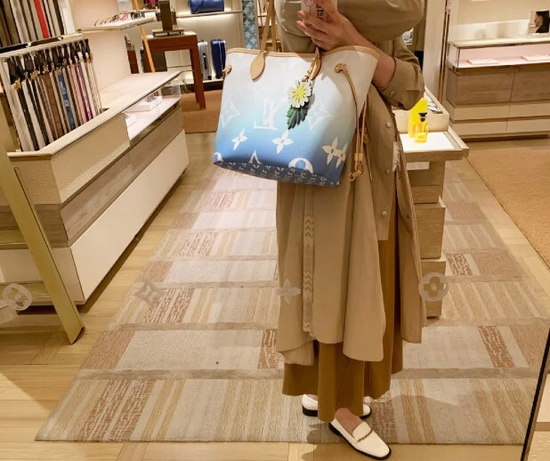 M45680 路L家-Neverfull手袋  Tote 包 中號 上身照