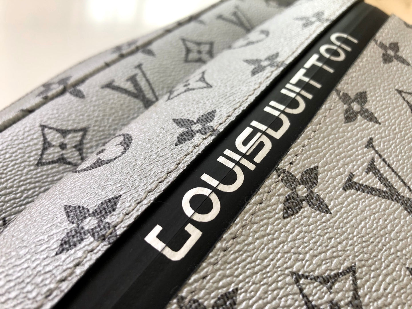Lou-Kim Jones設計 郵差包 小號 老花銀色