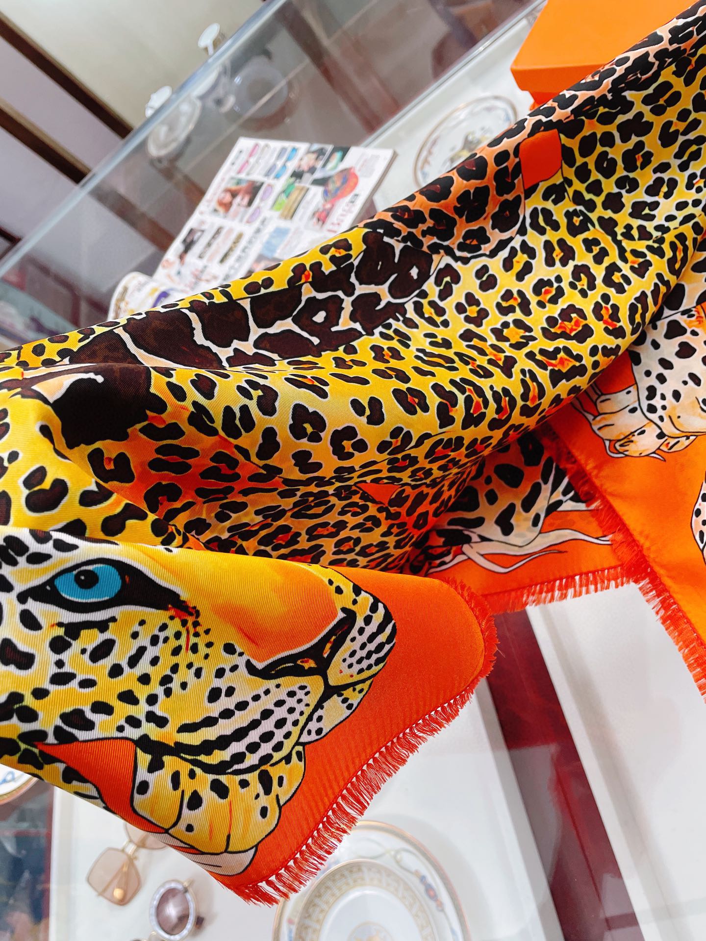 Hermes 慵懶花豹90絲巾