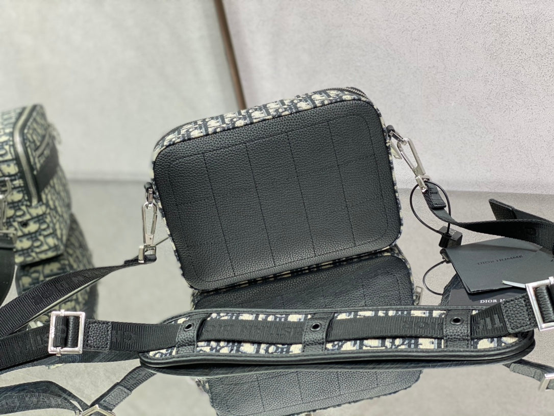 Dior 經典相機包-22*15*5cm