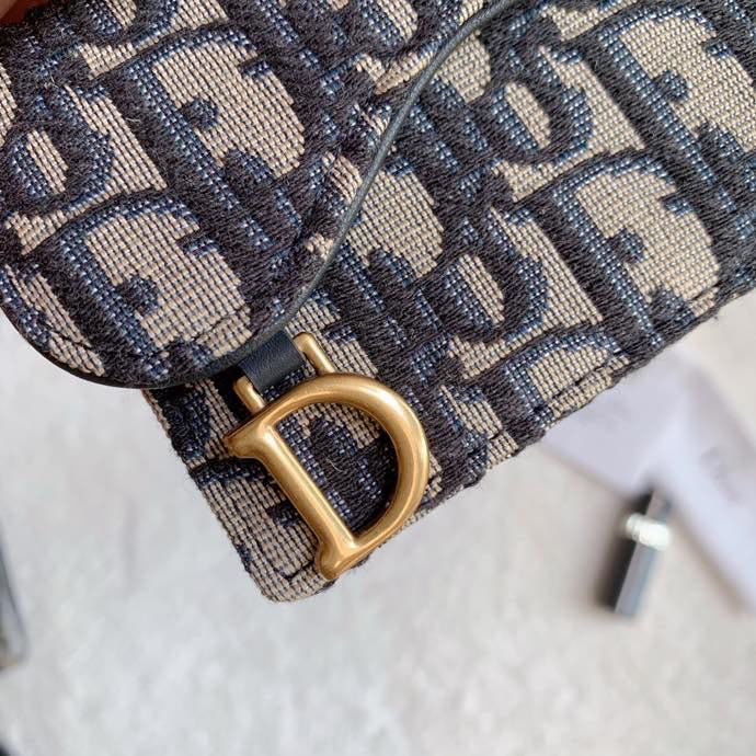 熱銷款 Dior Saddle 馬鞍小卡包