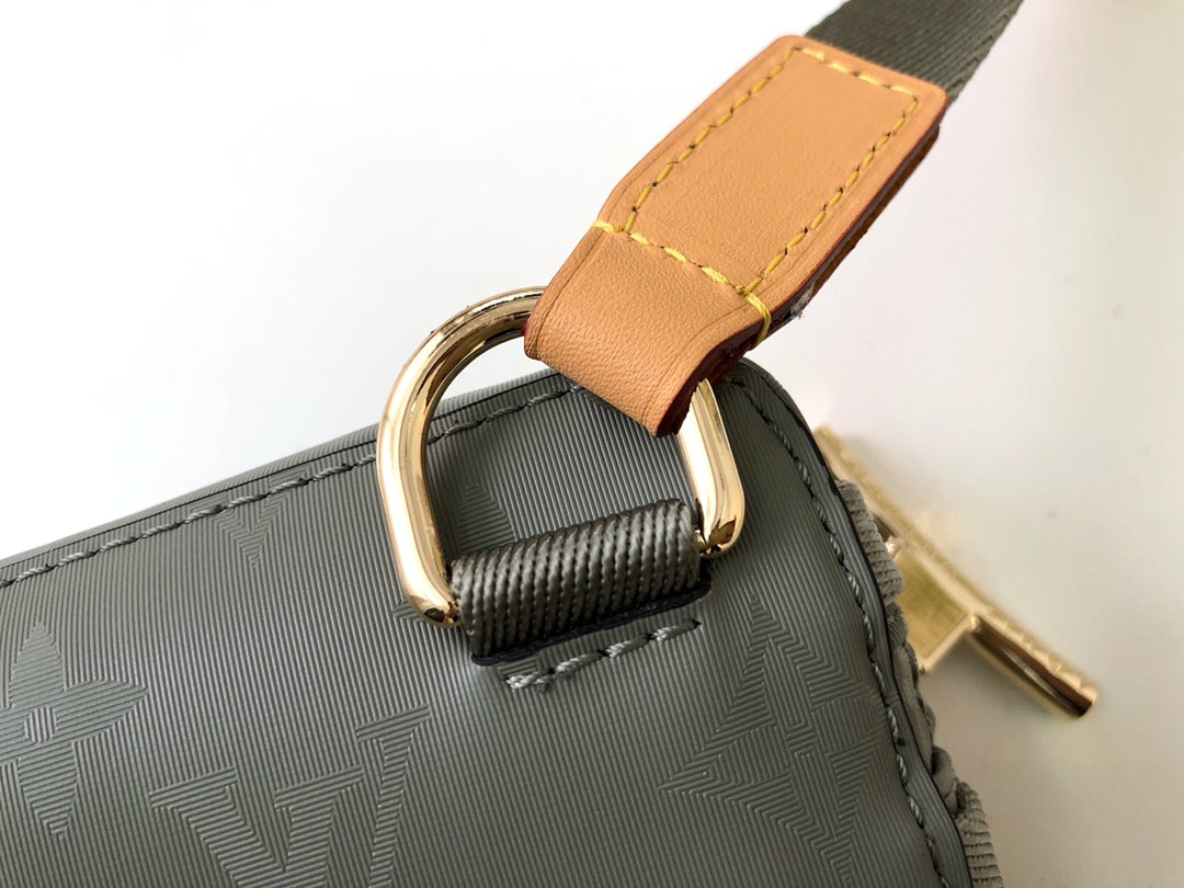 Lou-Monogram Titanium 小號 郵差包