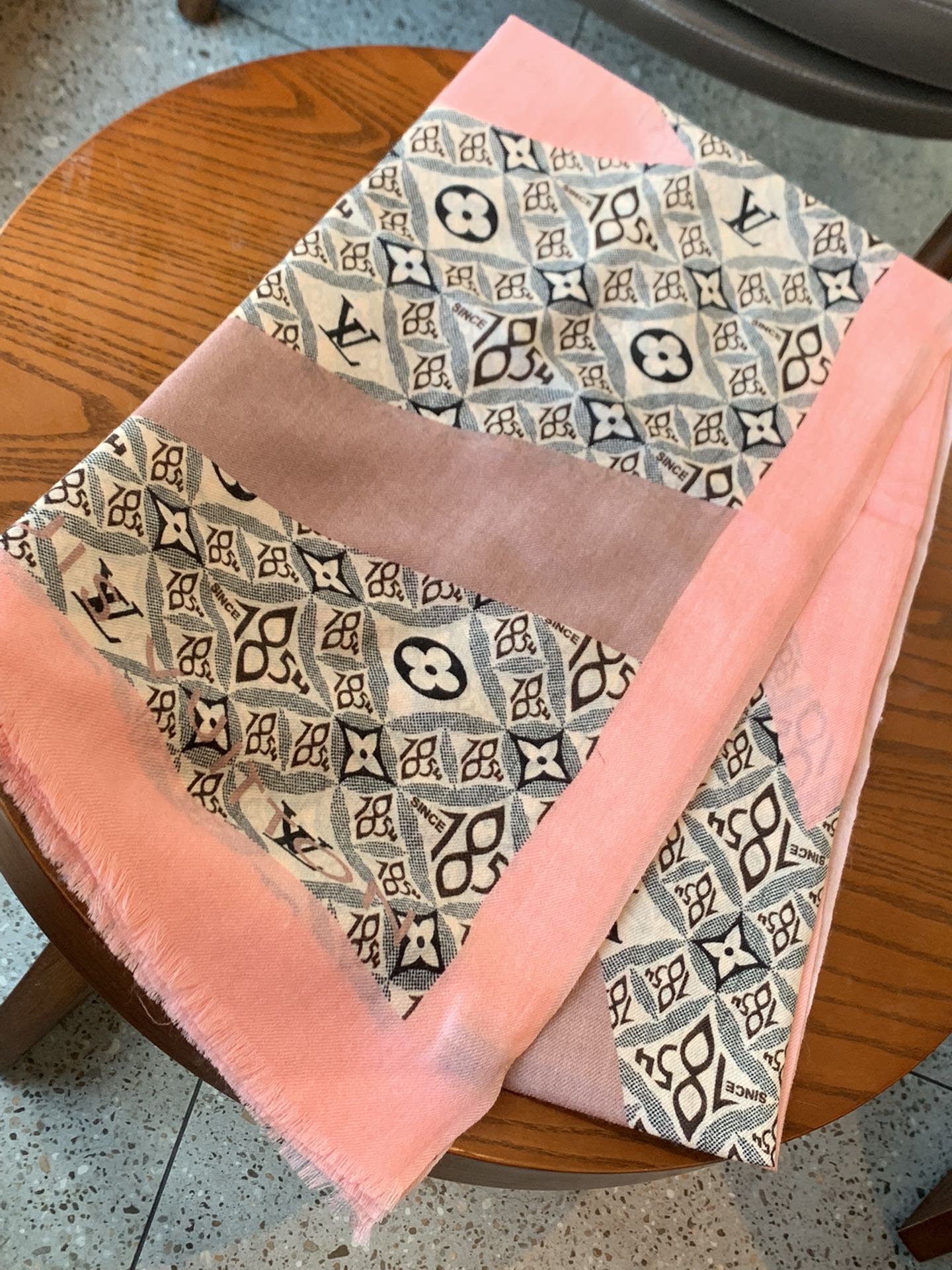 路L家-四葉草印花圍巾 110*200cm 300支羊絨