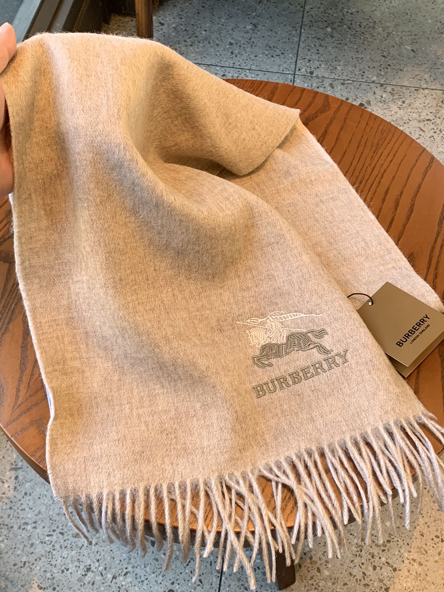 巴B家-漸變logo戰馬圍巾 30*180cm 90羊絨+10羊羔絨 米色