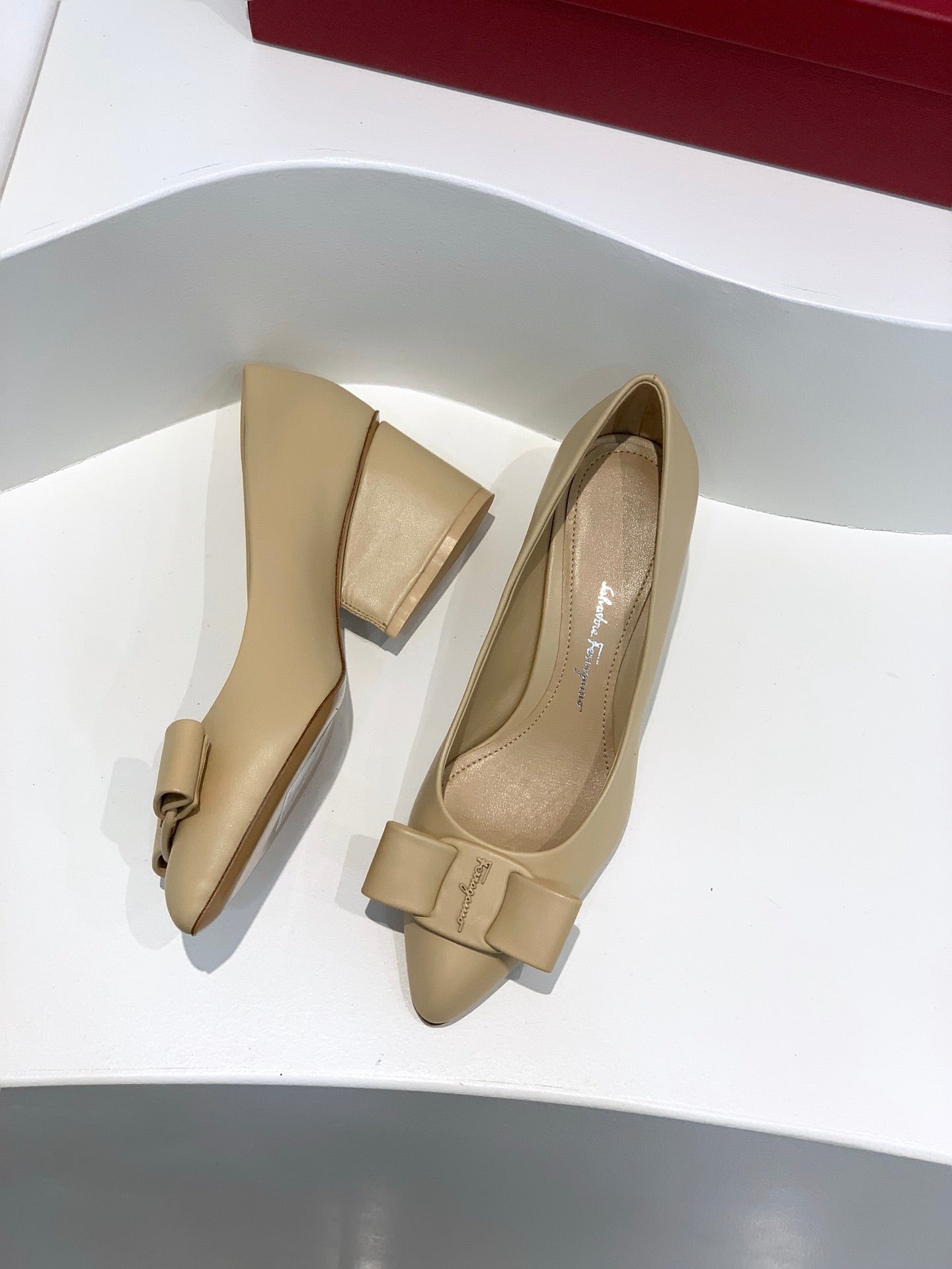 Salvatore Ferragamo鞋-菲拉格慕 Viva低跟尖頭 平底鞋 膚色