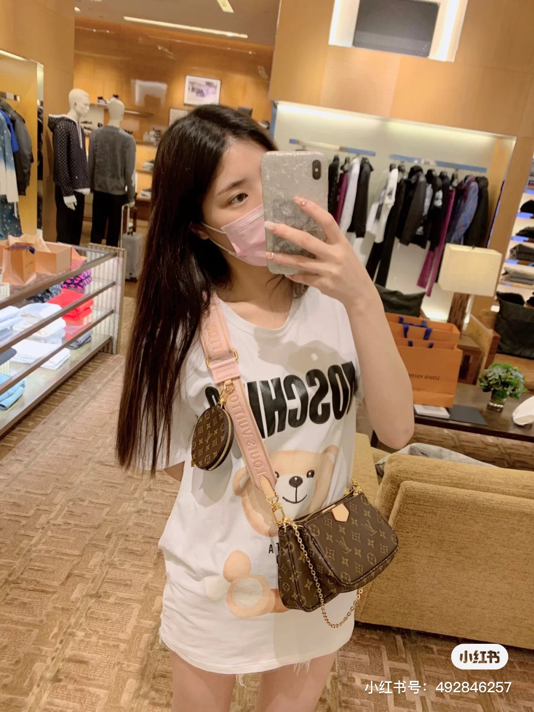 M44840 路L家-Multi Pochette Accessories 五合一麻將包 粉色 上身照