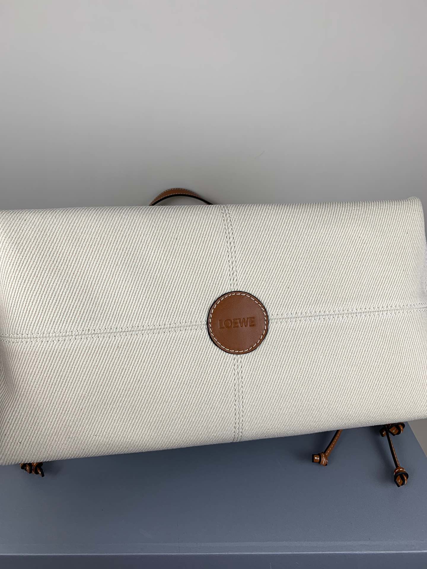 羅L威-Cushion tote 白色棕皮