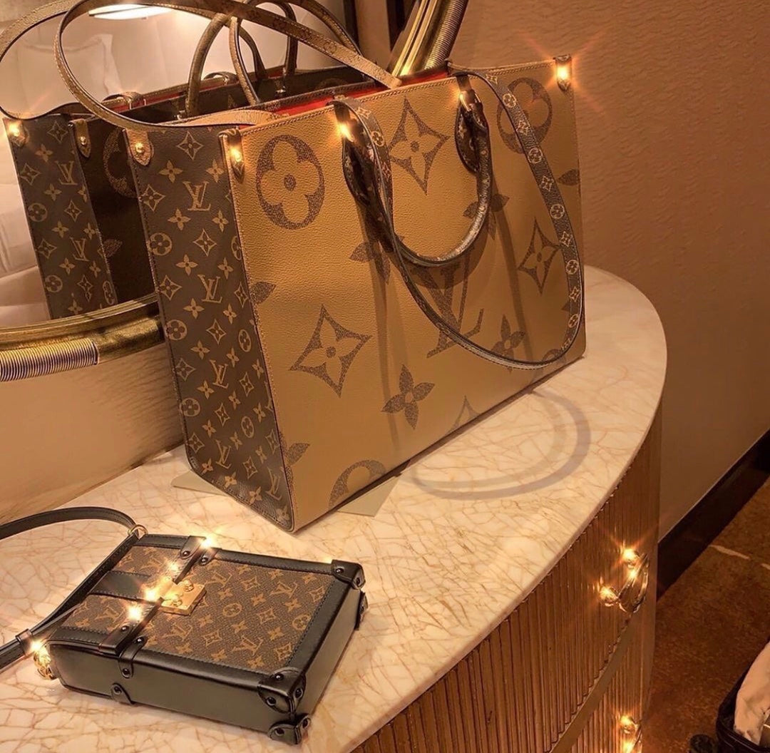 M45320 路L家-Onthego 手袋 大號 黑皮長肩帶 上身照