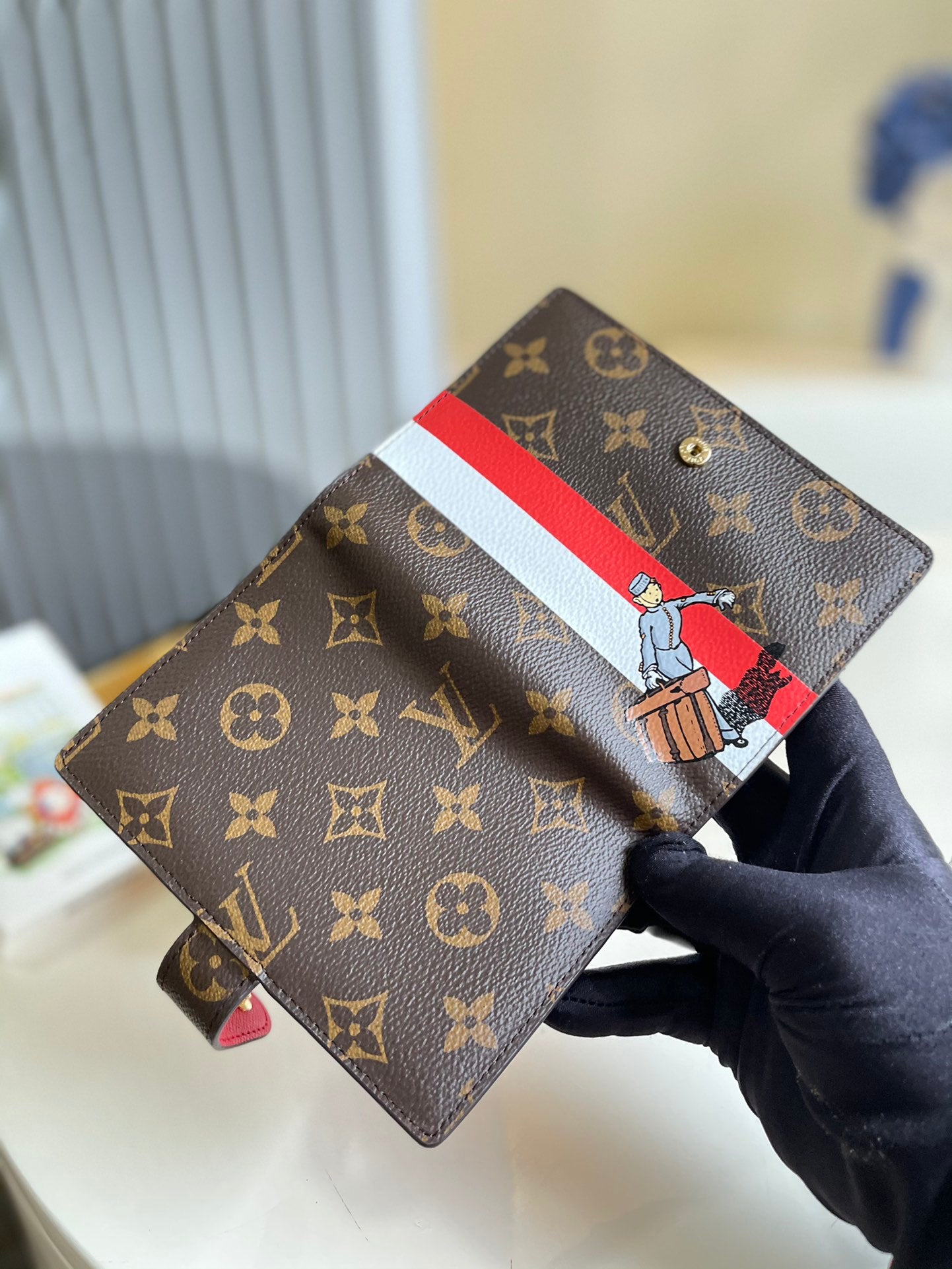 LV R20005 小型記事本封套-紅色插畫
