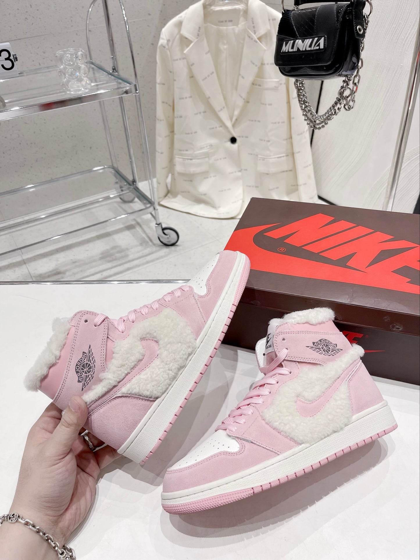 N1KE-WMNS Air Jordan 1 男女同款 毛毛款 粉色